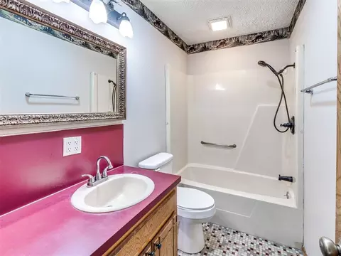 Bath - 245 E Riddle Rd, Chickasha, OK 73018 photo 3 of 4