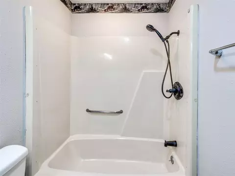 Bath - 245 E Riddle Rd, Chickasha, OK 73018 photo 4 of 4