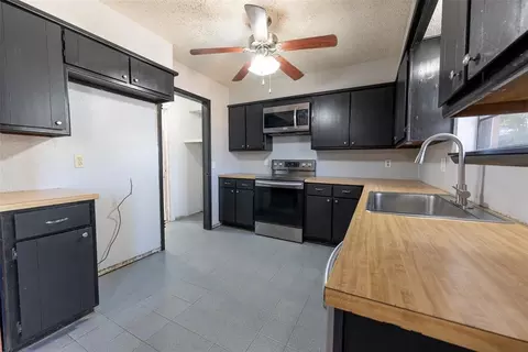 Kitchen - 304 Jarman Cir, Mcloud, OK 74851 photo 5 of 5
