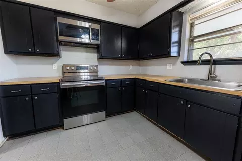 Kitchen - 304 Jarman Cir, Mcloud, OK 74851 photo 2 of 5