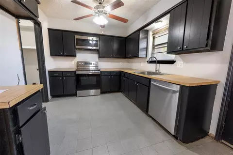 Kitchen - 304 Jarman Cir, Mcloud, OK 74851 photo 4 of 5