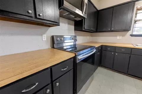 Kitchen - 304 Jarman Cir, Mcloud, OK 74851 photo 3 of 5