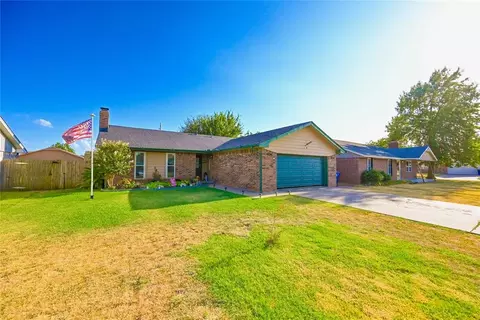 2303 Farris Pl, Chickasha, OK 73018