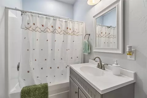 Bath - 3356 E Maple Rd, Purcell, OK 73080 photo 6 of 7