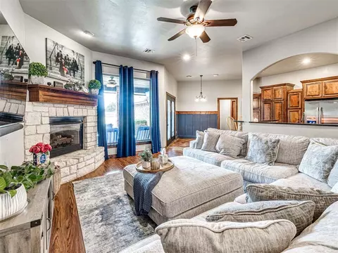 Living - 4608 Shoreside Dr, Tuttle, OK 73089 photo 1 of 2