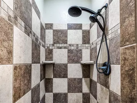Bath - 4608 Shoreside Dr, Tuttle, OK 73089 photo 4 of 7