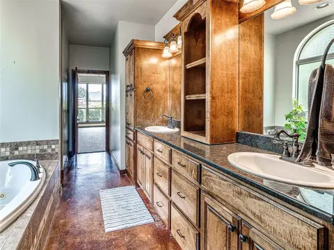 Bath - 4608 Shoreside Dr, Tuttle, OK 73089 photo 5 of 7