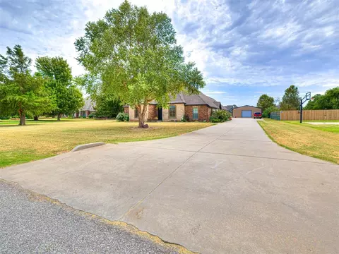 Exterior - 4608 Shoreside Dr, Tuttle, OK 73089 photo 5 of 10