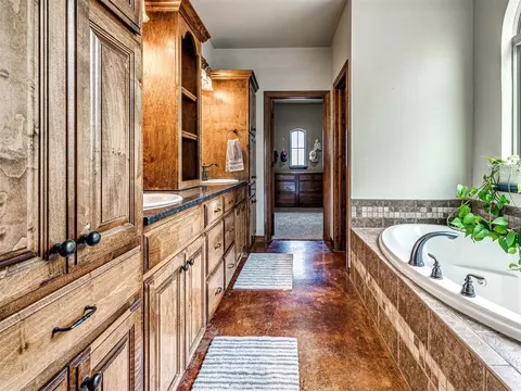Bath - 4608 Shoreside Dr, Tuttle, OK 73089 photo 2 of 7