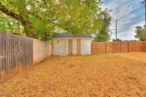 Exterior - 524 E Harrison Ave, Guthrie, OK 73044 photo 5 of 10