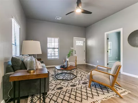 Living - 524 E Harrison Ave, Guthrie, OK 73044 photo 2 of 2