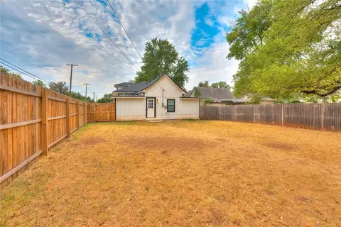Exterior - 524 E Harrison Ave, Guthrie, OK 73044 photo 2 of 10