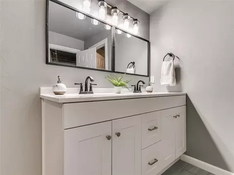 Bath - 524 E Harrison Ave, Guthrie, OK 73044 photo 5 of 5