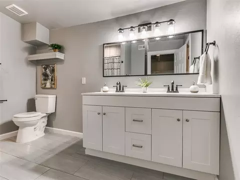 Bath - 524 E Harrison Ave, Guthrie, OK 73044 photo 3 of 5