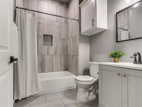 Bath - 524 E Harrison Ave, Guthrie, OK 73044 photo 1 of 5
