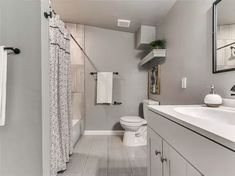 Bath - 524 E Harrison Ave, Guthrie, OK 73044 photo 4 of 5