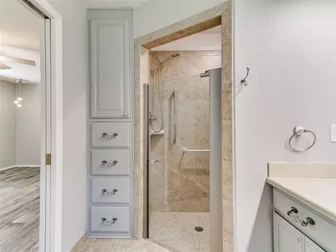 Bath - 1415 Aladdin St, Norman, OK 73072 photo 3 of 8