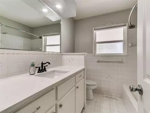 Bath - 1415 Aladdin St, Norman, OK 73072 photo 5 of 8