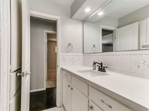 Bath - 1415 Aladdin St, Norman, OK 73072 photo 6 of 8