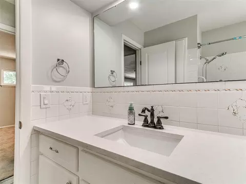 Bath - 1415 Aladdin St, Norman, OK 73072 photo 7 of 8