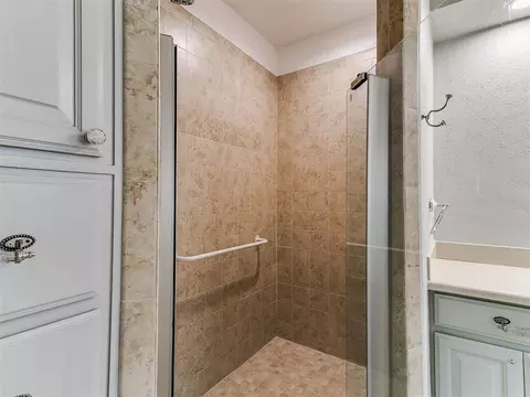 Bath - 1415 Aladdin St, Norman, OK 73072 photo 4 of 8