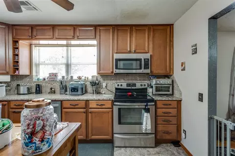 Kitchen - 334486 E Highway 62, Mcloud, OK 74851 photo 3 of 4