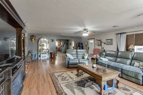 Living - 334486 E Highway 62, Mcloud, OK 74851 photo 1 of 4