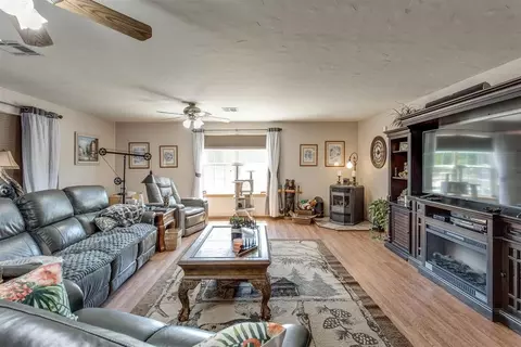 Living - 334486 E Highway 62, Mcloud, OK 74851 photo 2 of 4