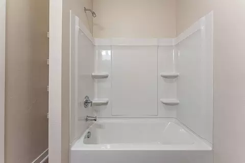 Bath - 1719 Elm Cir, Tuttle, OK 73089 photo 4 of 4