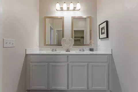Bath - 1719 Elm Cir, Tuttle, OK 73089 photo 1 of 4