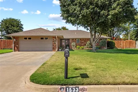 1533 Saber Ln, Weatherford, OK 73096