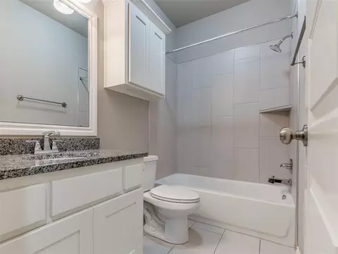Bath - 2309 Fallview Dr, Edmond, OK 73034 photo 4 of 5