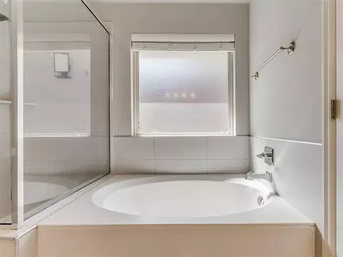 Bath - 2309 Fallview Dr, Edmond, OK 73034 photo 2 of 5