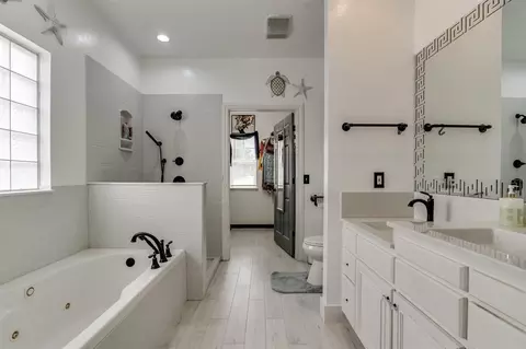 Bath - 1601 Laurel Pl, Edmond, OK 73003 photo 2 of 4