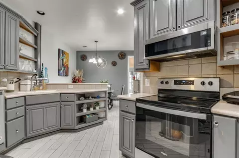 Kitchen - 1601 Laurel Pl, Edmond, OK 73003 photo 4 of 5
