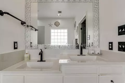 Bath - 1601 Laurel Pl, Edmond, OK 73003 photo 3 of 4