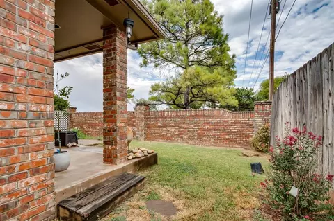 Exterior - 1601 Laurel Pl, Edmond, OK 73003 photo 3 of 4