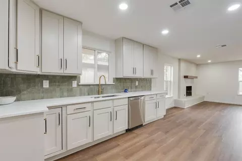 2733 Manchester Dr, The Village, OK 73120