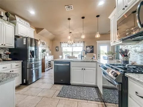 Kitchen - 4260 Sundance Ln, Newalla, OK 74857 photo 4 of 4