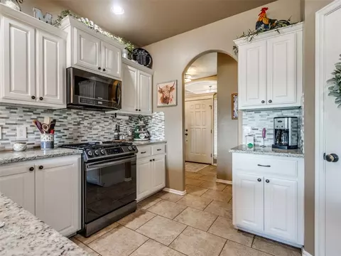 Kitchen - 4260 Sundance Ln, Newalla, OK 74857 photo 3 of 4