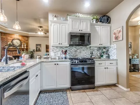 Kitchen - 4260 Sundance Ln, Newalla, OK 74857 photo 2 of 4