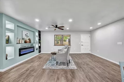 Living - 329131 E Lincoln St, Harrah, OK 73045 photo 2 of 3
