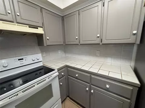 Kitchen - 417 Boulder Ct, Norman, OK 73072 photo 8 of 11