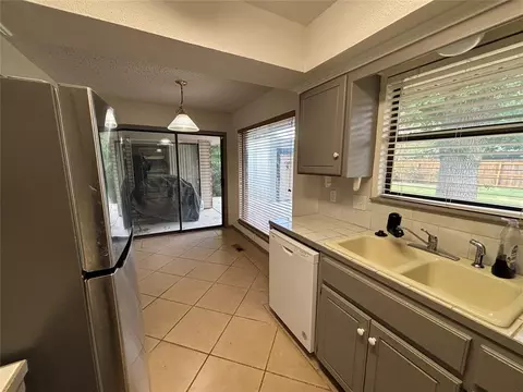 Kitchen - 417 Boulder Ct, Norman, OK 73072 photo 11 of 11