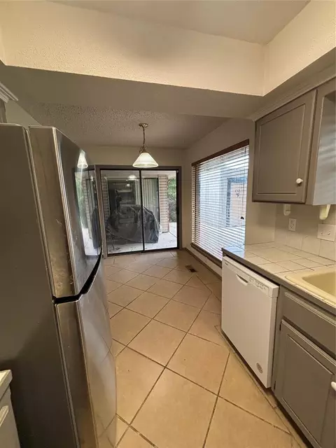 Kitchen - 417 Boulder Ct, Norman, OK 73072 photo 9 of 11