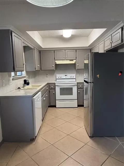 Kitchen - 417 Boulder Ct, Norman, OK 73072 photo 4 of 11