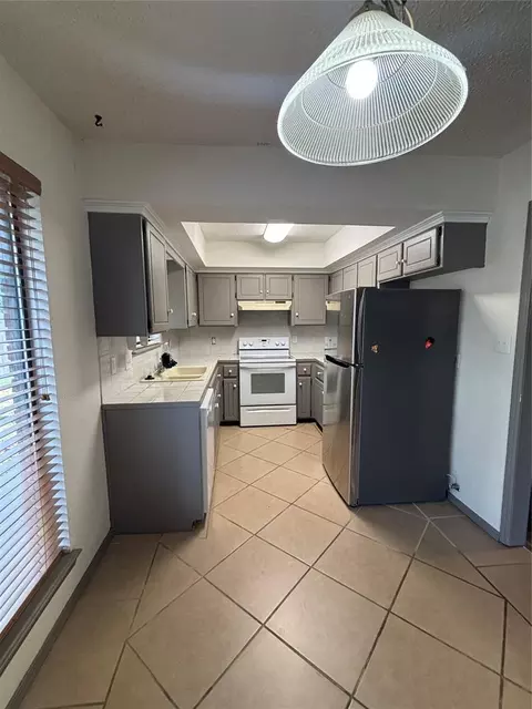 Kitchen - 417 Boulder Ct, Norman, OK 73072 photo 3 of 11