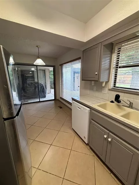 Kitchen - 417 Boulder Ct, Norman, OK 73072 photo 10 of 11