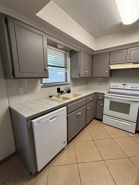 Kitchen - 417 Boulder Ct, Norman, OK 73072 photo 6 of 11