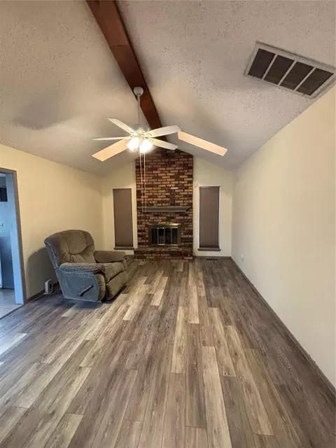 Living - 417 Boulder Ct, Norman, OK 73072 photo 2 of 5